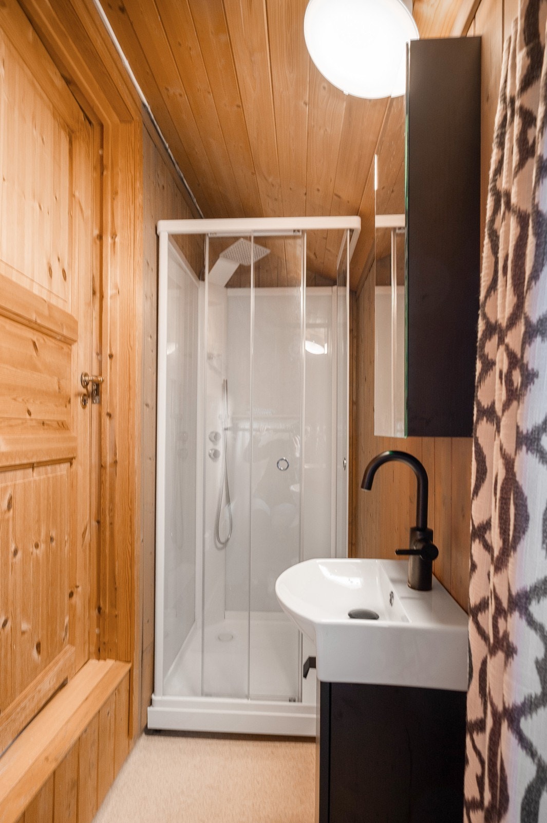 Badet fikk ny innredning fra 2023, med nedfelt servant, gulvfestet toalett og dusjkabinett. Galleribilde