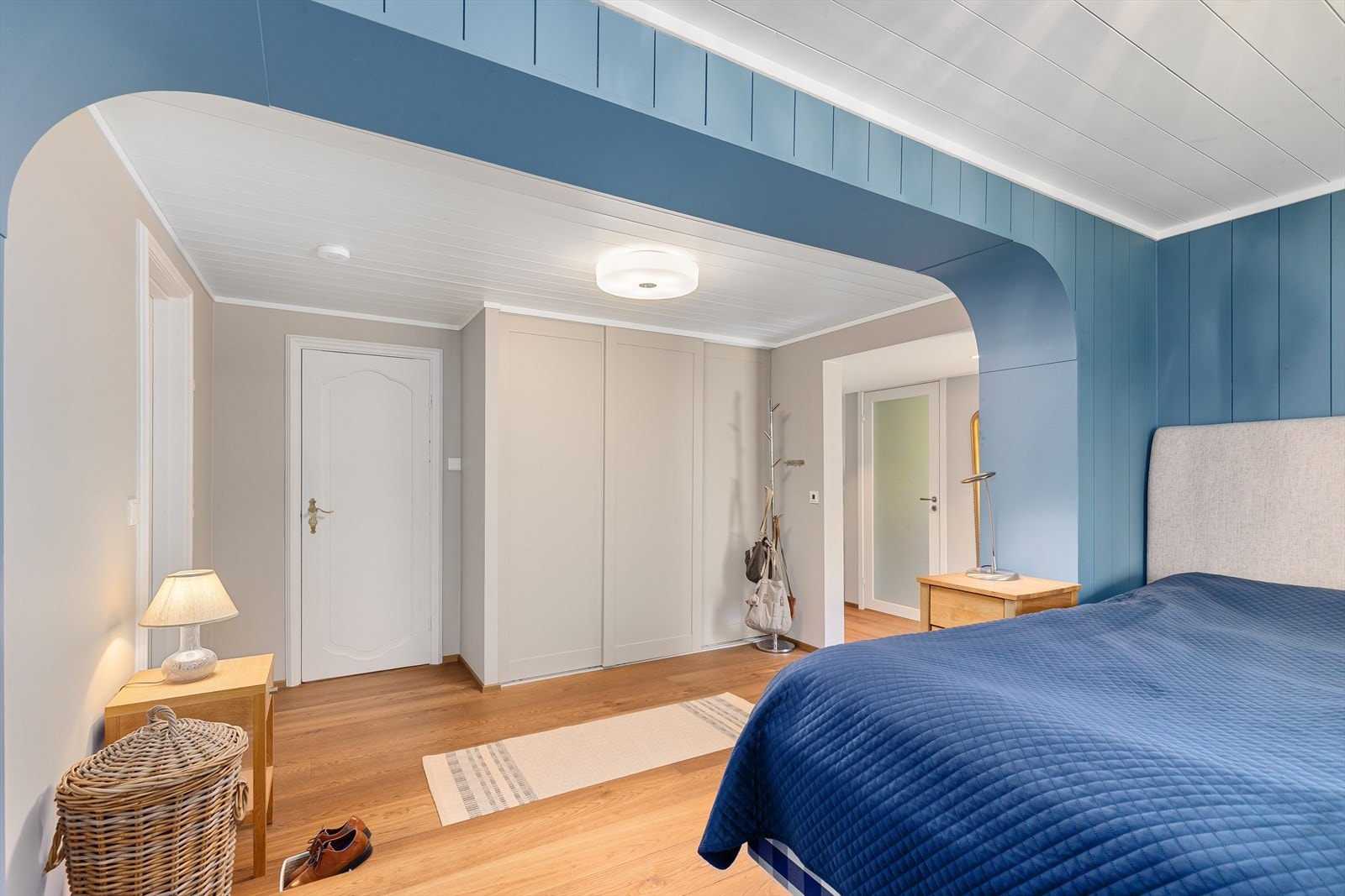 Det åpne soverommet er spesielt romslig og har garderobeløsning fra Langlo. Galleribilde