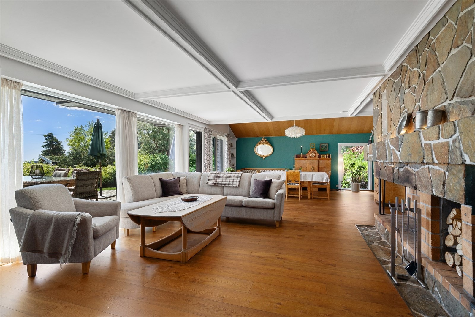 Her er det plass til både sofa, spisebord og øvrig ønsket møblement. En stor peis utgjør rommets midtpunkt. Galleribilde