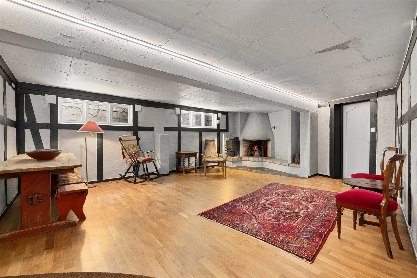 I hjørnet står en koselig peis. Ny elektrisk vifte i peisen for uttrekk ble skiftet i 2021. Galleribilde