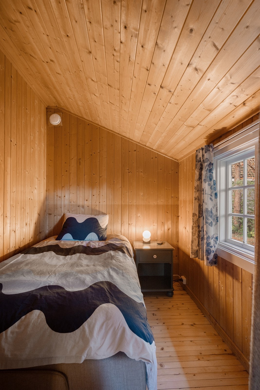 Boligen har to soverom. Hovedsoverommet har plass til seng og nattbord. Galleribilde