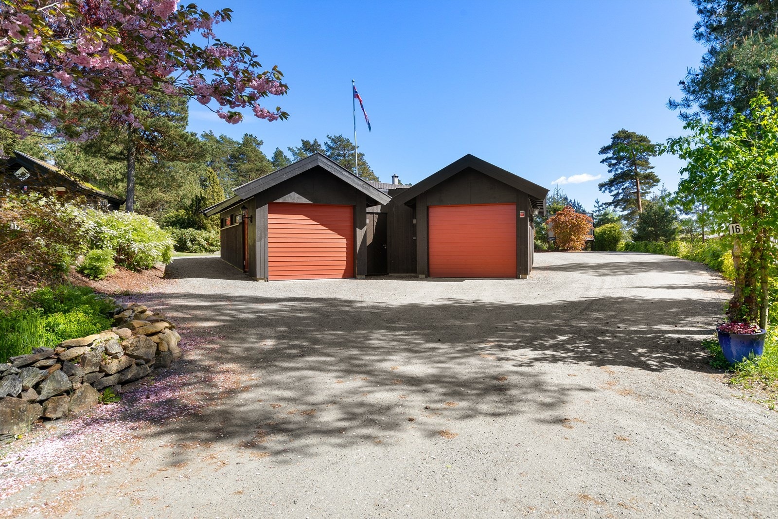 På tomten er det gode parkeringsmuligheter med to garasjer - den ene rehabilitert i 2018 og den andre oppført i 2019. Én med isolert bod og kjølerom. Galleribilde