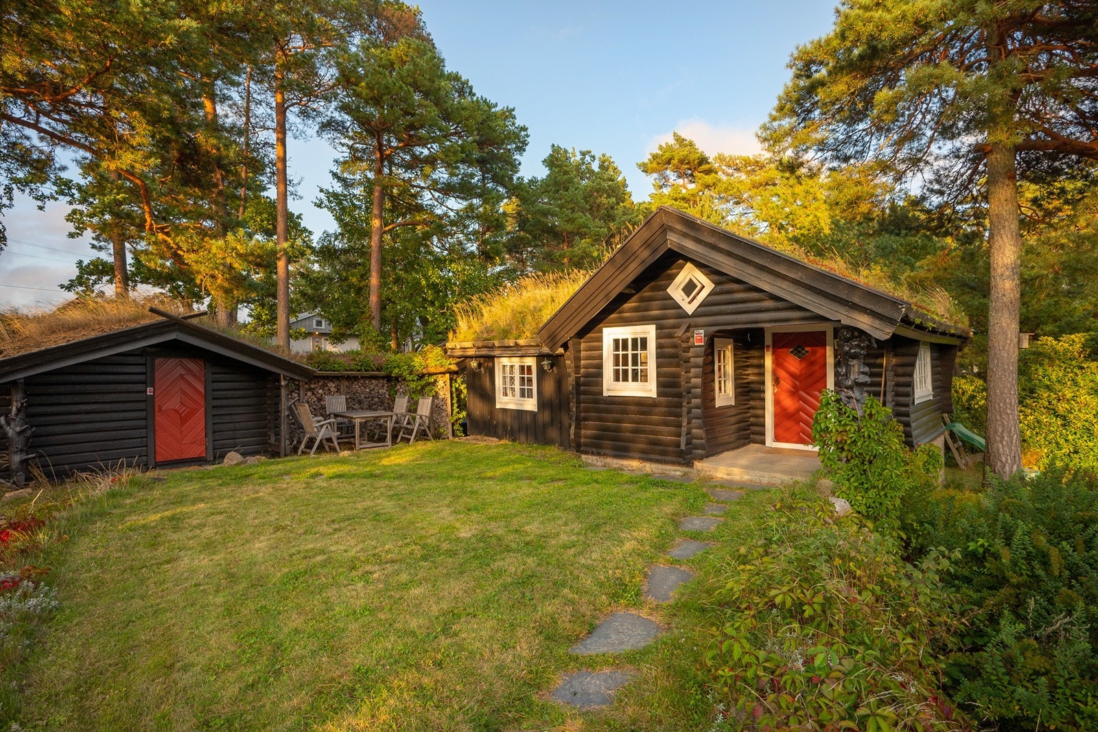 STENKJELEN 14 - Eiendommens andre bolig er i dag utleid. Her møtes du av en hyggelig velkomstterrasse på 4 kvm, og like ved ligger et anneks på 7 kvm. Galleribilde