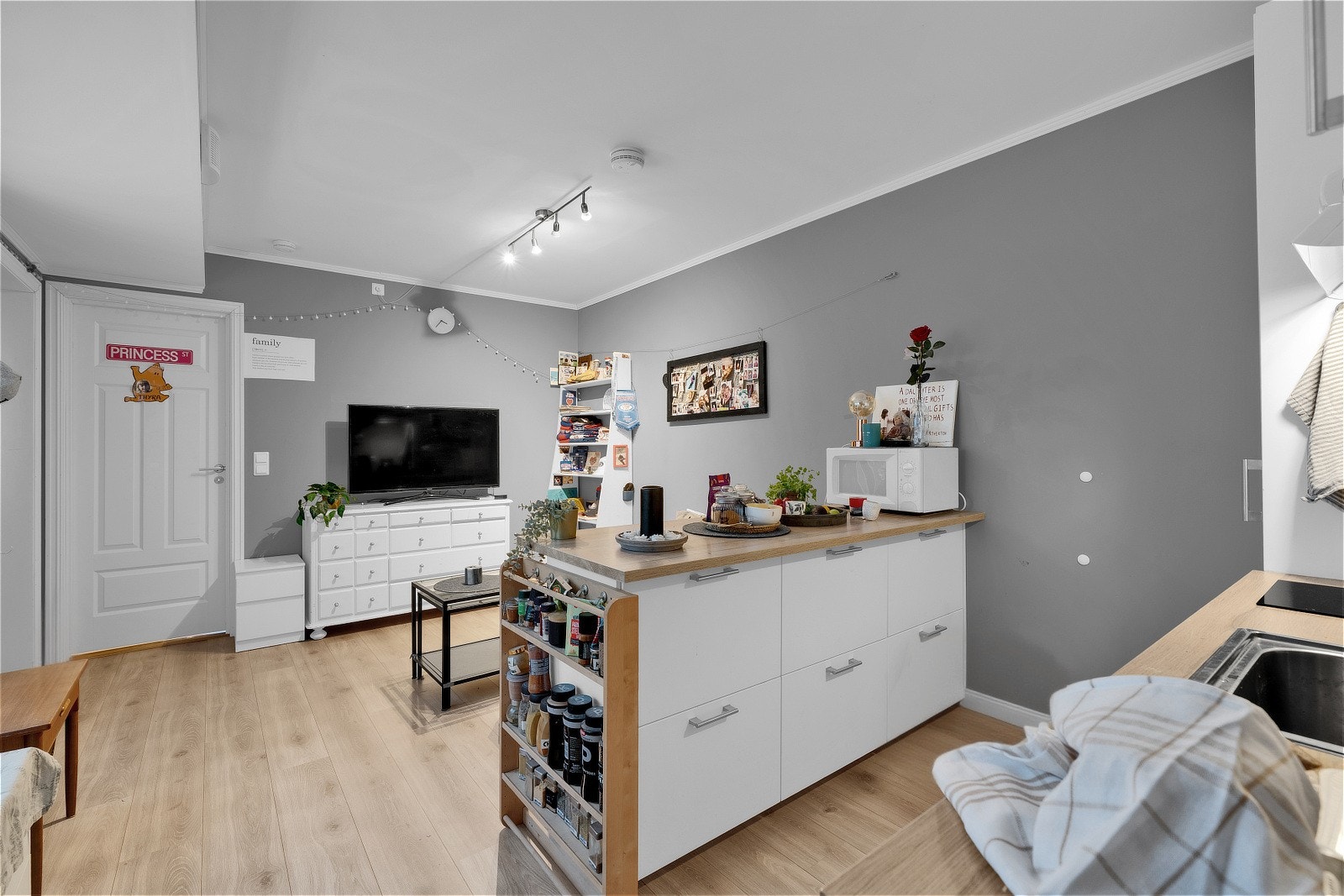 For at utleiedelen skal være godkjent, må det settes inn dør mellom utleie og kjellerstue (se punkt ferdigattest for mer informasjon). Galleribilde