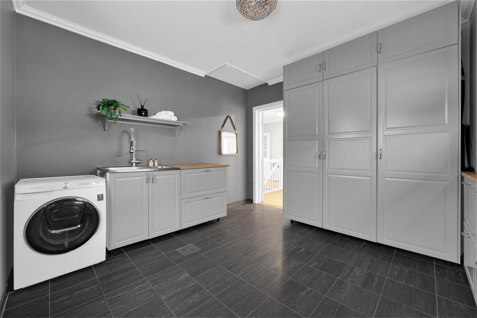 Rommet har egen ytterdør, noe som gjør det svært praktisk på våte og møkkete dager. Galleribilde