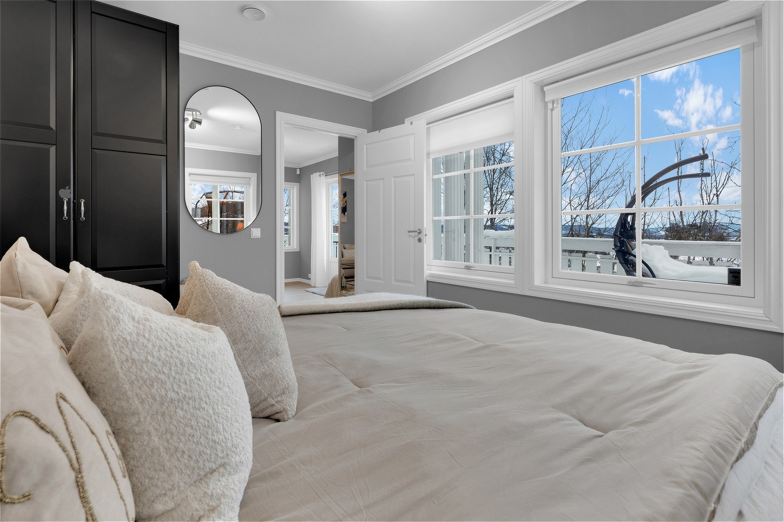 Praktisk garderobeskap medfølger. Galleribilde