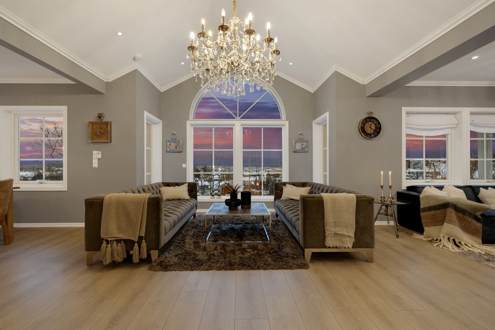 Det første som møter deg i stuen, er de store, flotte vindusflatene som gir stuen et herskapelig preg. Galleribilde