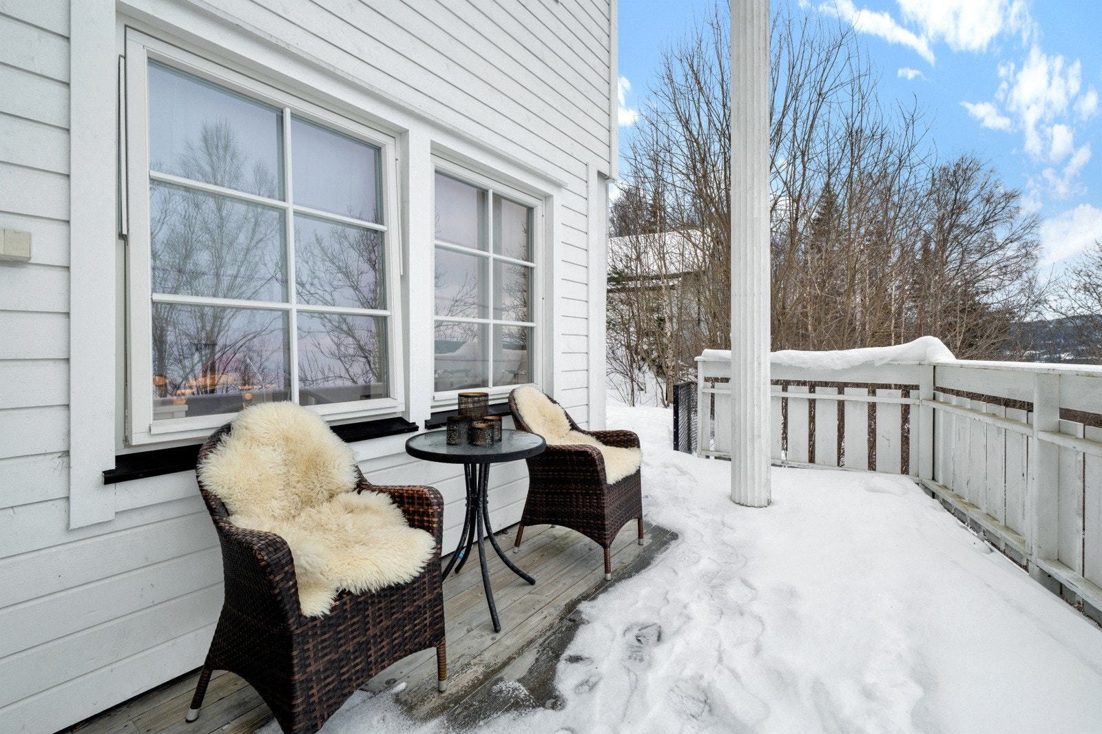 Fra kjellerstuen/hagestuen er det utgang via tofløyet terrassedør til en stor og innbydende terrasse på hele 32 m². Galleribilde