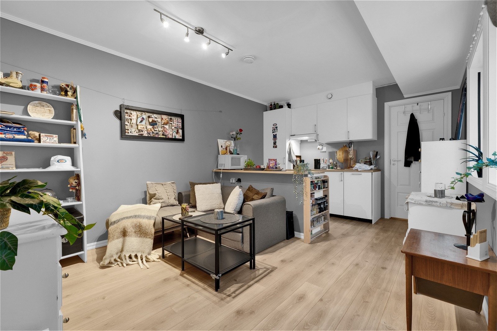 Utleiedelen på ca. 35 m² har egen inngang, romslig soverom, bad og åpen stue/kjøkkenløsning på ca. 18 m². Galleribilde