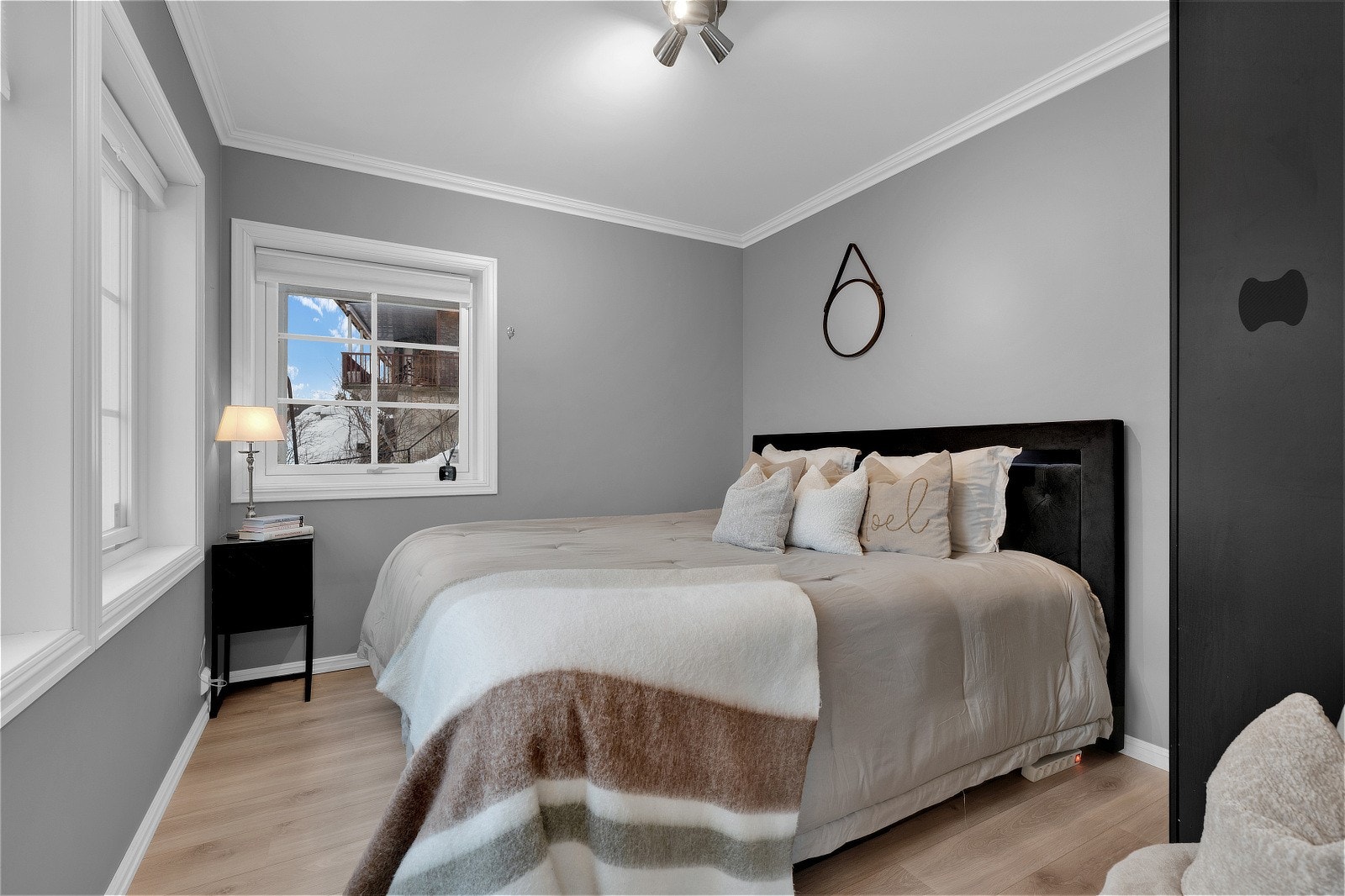 Underetasjen har tre gode soverom, hvorav ett skiller seg ut med hele tre vinduer som gir ekstra lys og luftig atmosfære. Galleribilde