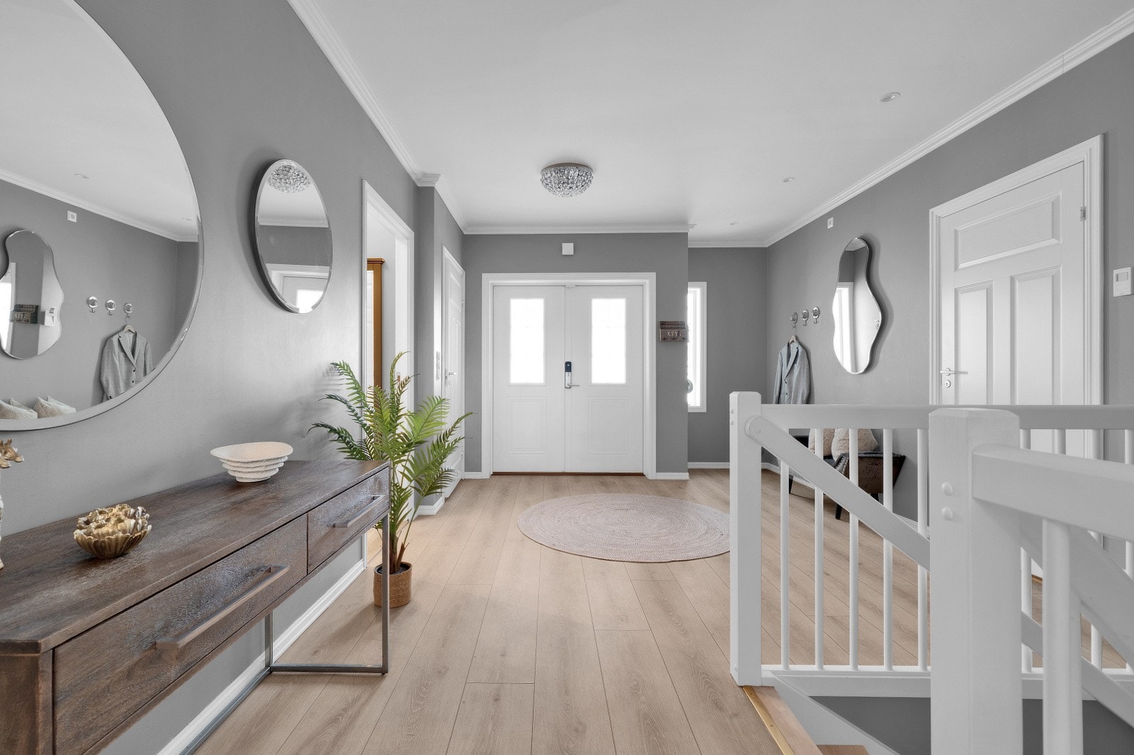 Boligen ønsker deg velkommen med en romslig og lys hall som gir et meget godt førsteinntrykk. Galleribilde