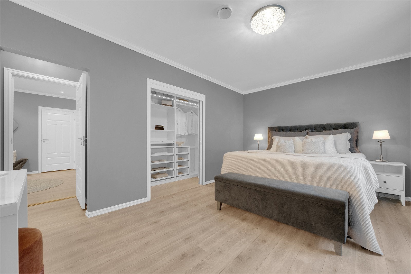 Hovedsoverommet befinner seg i 1. etasje og fremstår som romslig og innbydende. Galleribilde