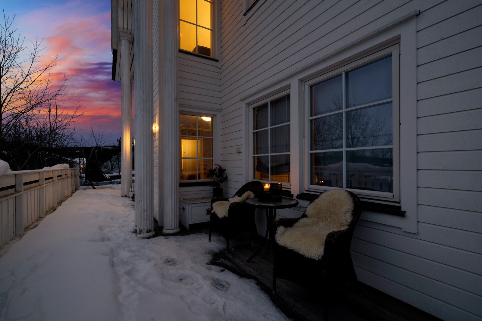 Herfra er det også direkte adkomst til hagen, noe som gir en naturlig og fin sammenheng mellom inne- og utearealer. Galleribilde