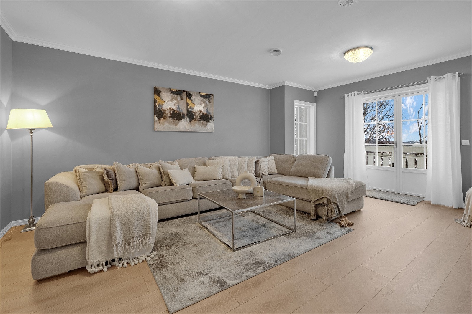 Romslig og innbydende kjellerstue/hagestue med god takhøyde og store vindusflater som gir rikelig med naturlig lys. Galleribilde