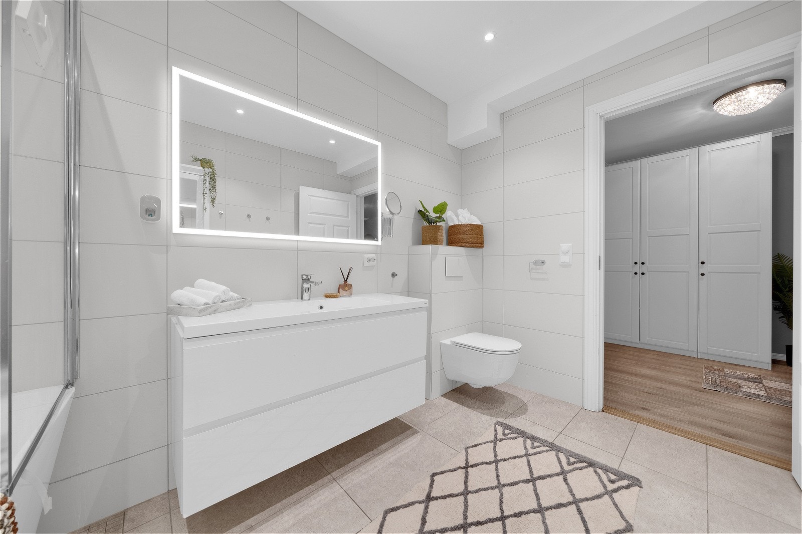 Badet fremstår som funksjonelt, stilrent og gjennomført. Galleribilde