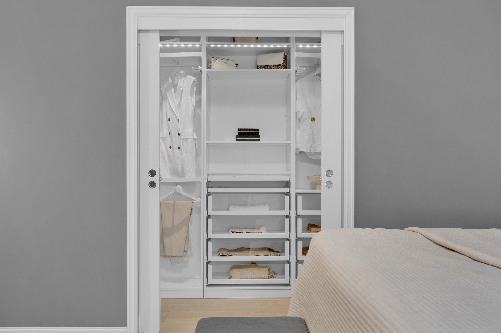 Walk in closet 2.jpg Galleribilde