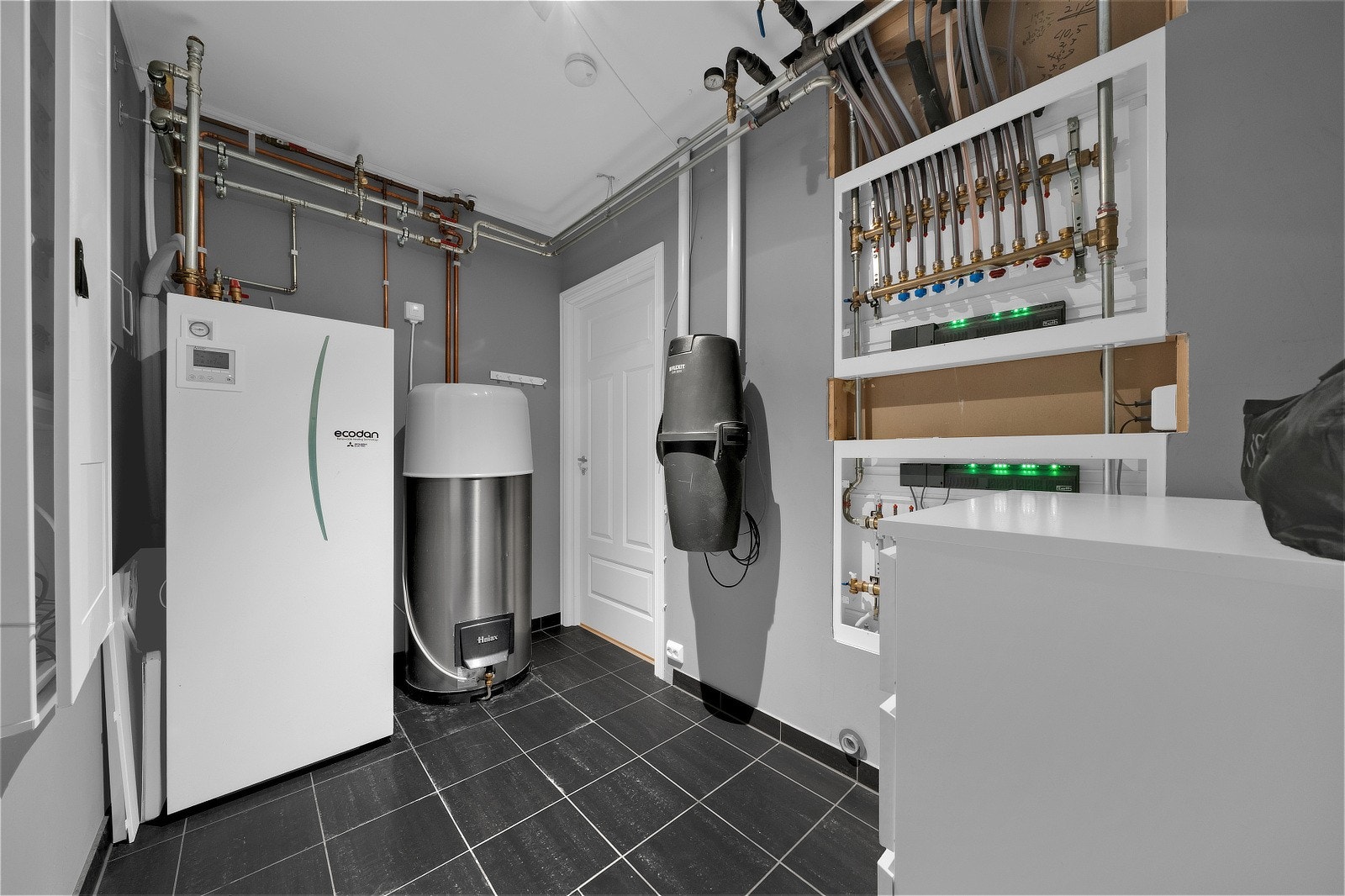 Teknisk rom med blant annet varmtvannsbereder, sentralstøvsuger og sikringsskap. Her er det også gode oppbevaringsmuligheter. Galleribilde