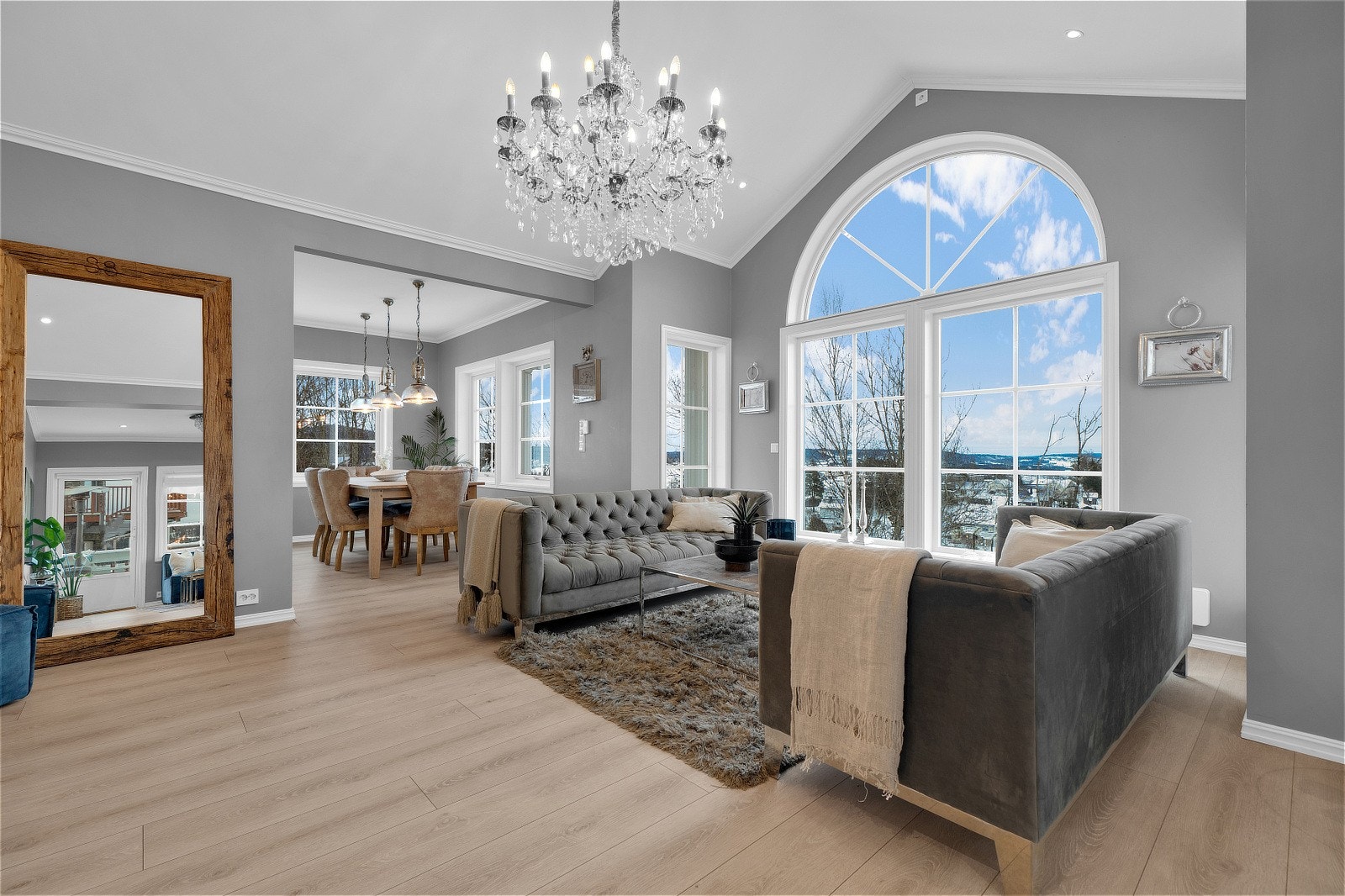 Moderne og stilrene overflater bidrar til en lys og elegant atmosfære. Galleribilde