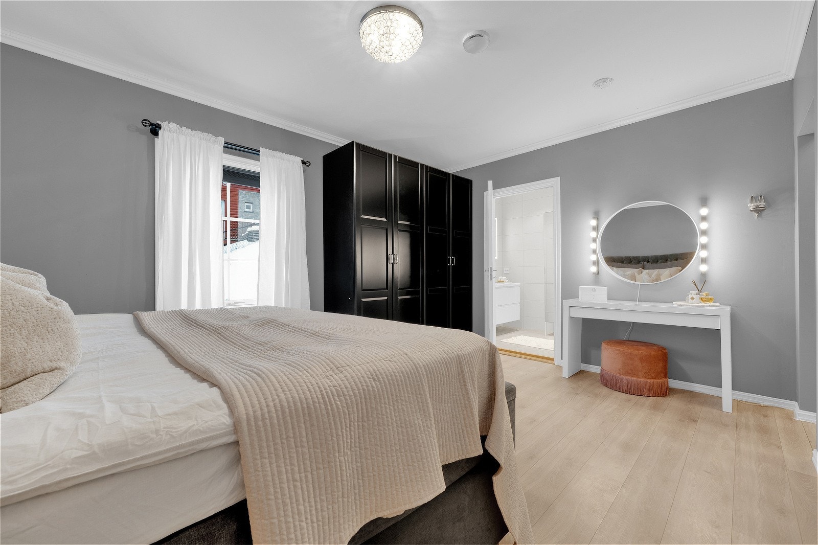 Hovedsoverommet har direkte adkomst til eget, privat bad, noe som gir ekstra komfort og privatliv. Galleribilde