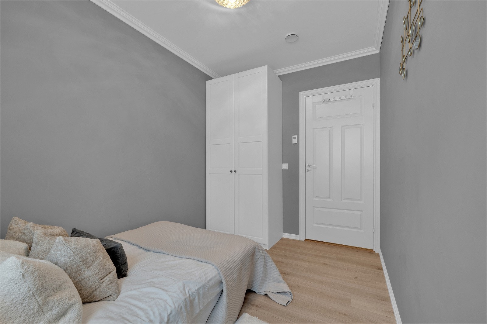 Praktisk garderobeskap medfølger. Galleribilde