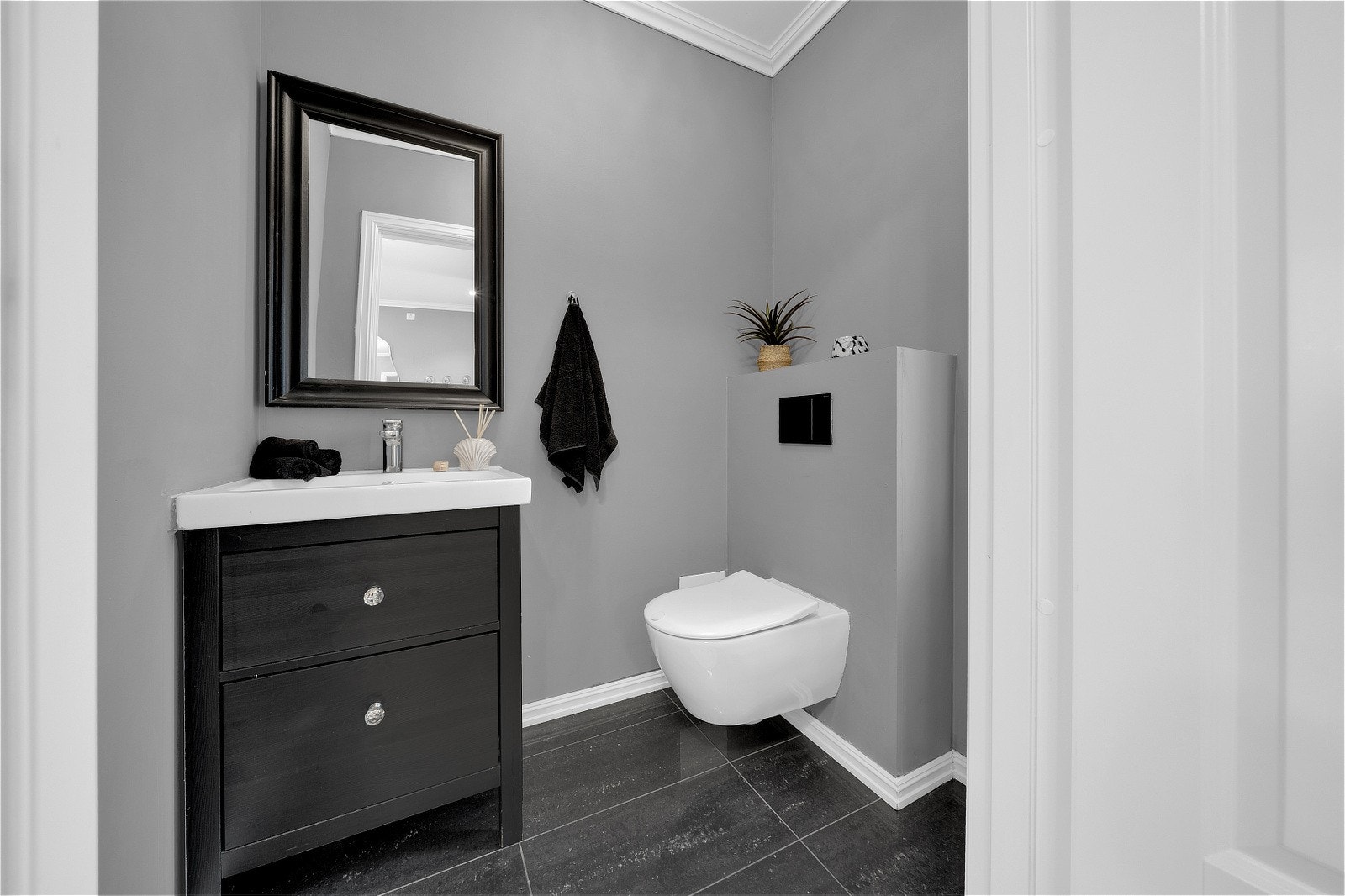 Fra hallen har du adkomst til et praktisk toalettrom. Galleribilde