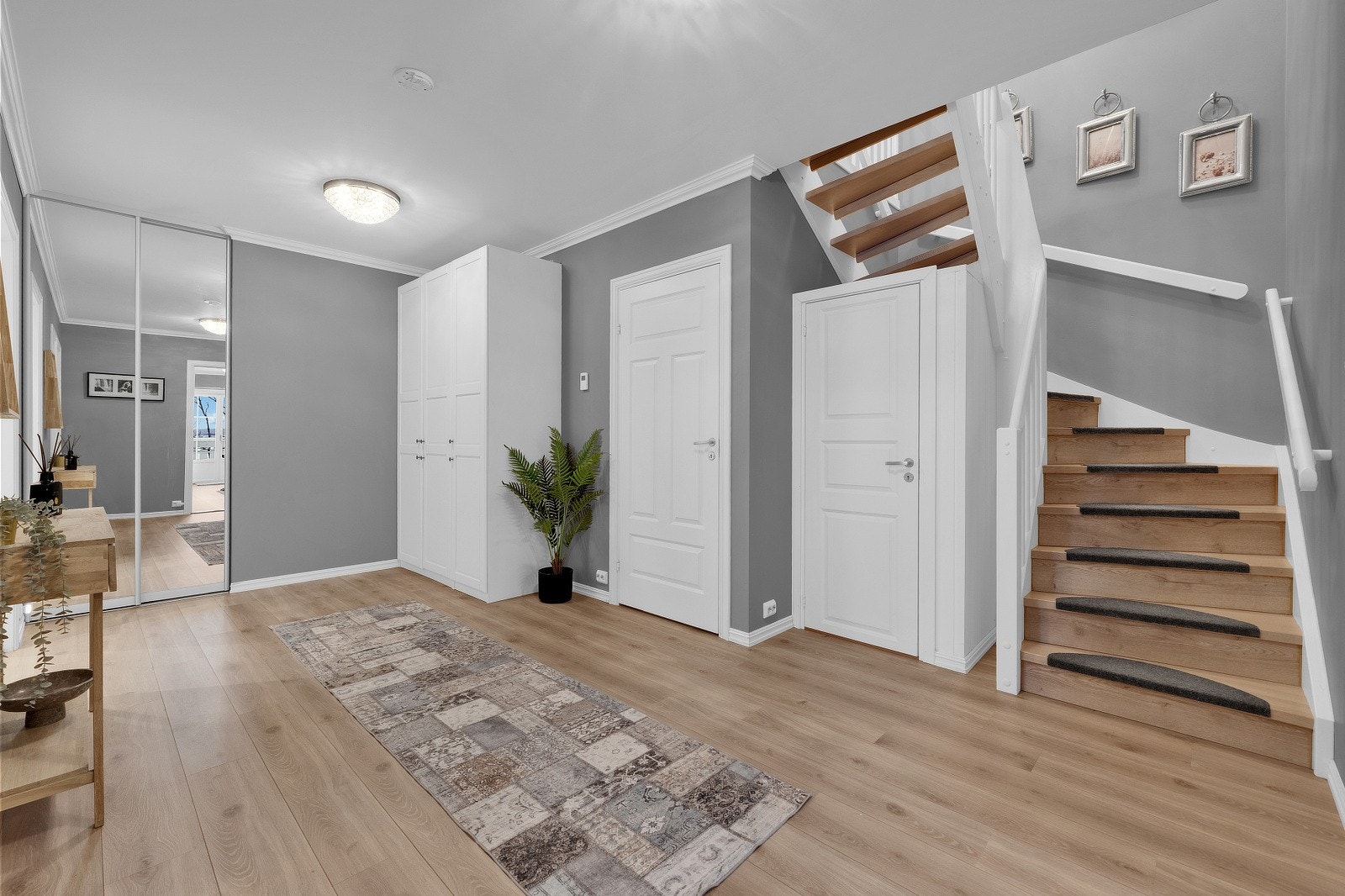 Innbydende hall med adkomst til bad, teknisk rom, kjellerstue og boligens øvrige soverom. Galleribilde