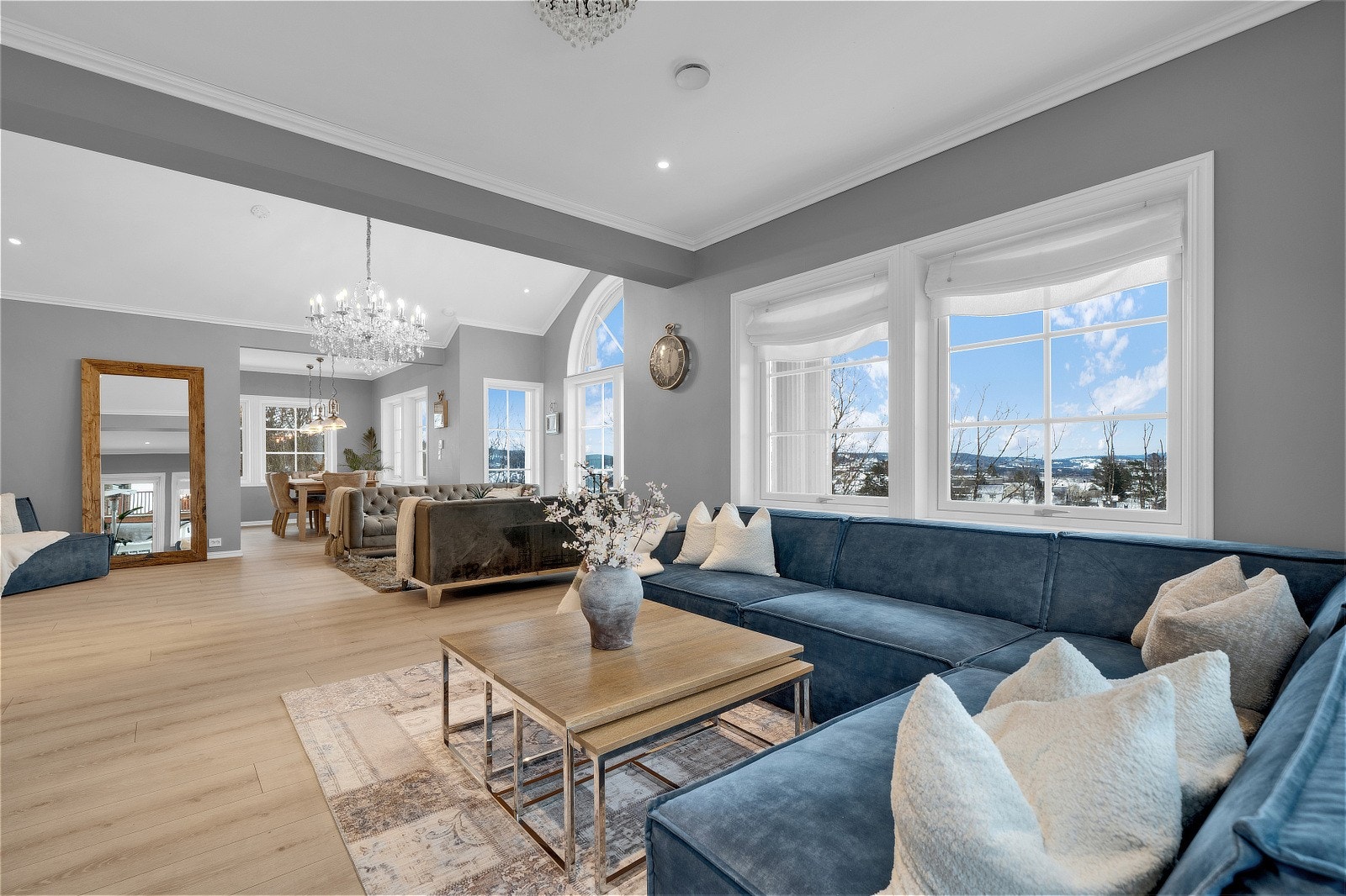 Den store stuen har imponerende takhøyde på hele 3,77 meter på det høyeste, mens de øvrige delene av stuen har svært god takhøyde på 2,59 meter. Galleribilde