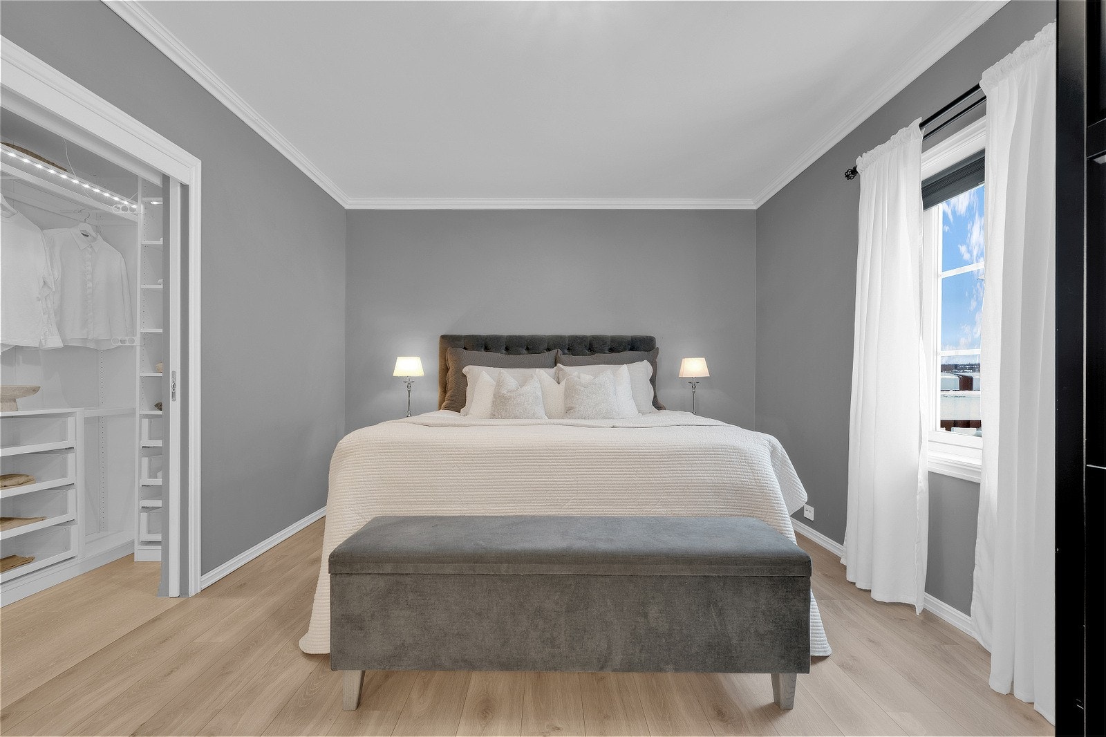 God plass til å innrede med dobbeltseng med tilhørende nattbord. Galleribilde