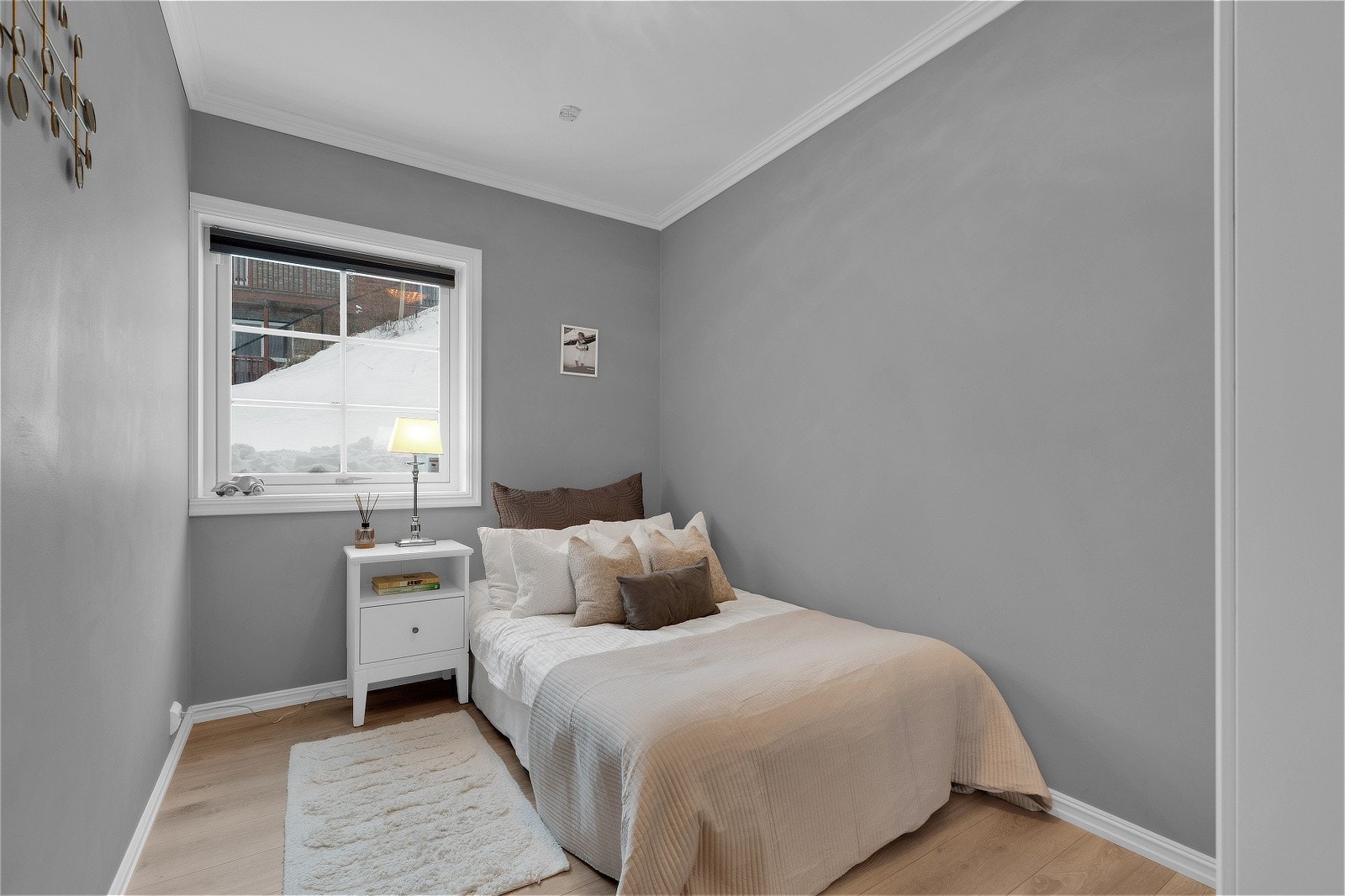 Boligens tredje soverom er også av god størrelse og har plass til seng, kommode og annet ønsket møblement. Galleribilde