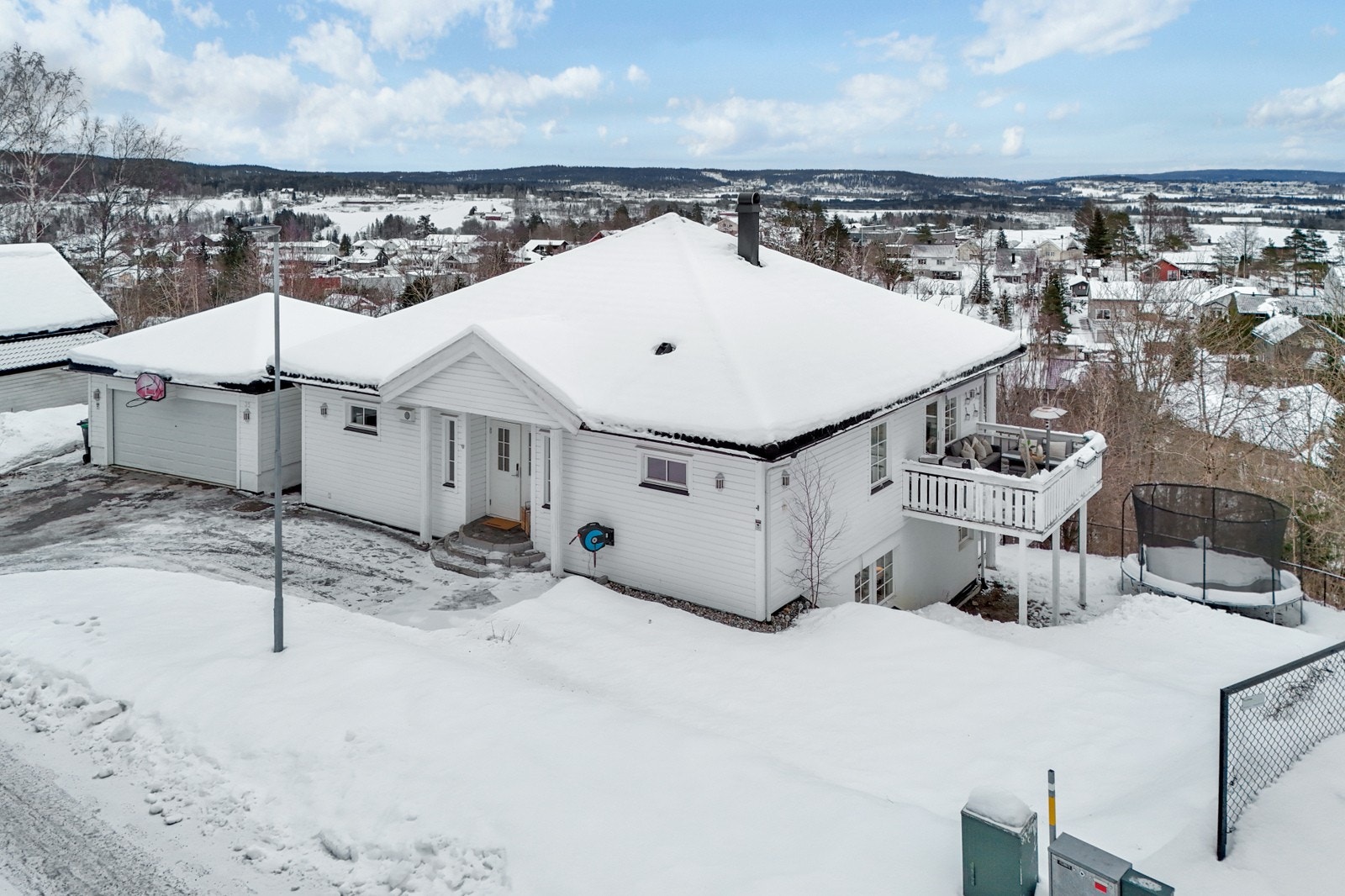 Her får du en svært attraktiv og familievennlig beliggenhet, som det nest siste huset i en stille blindvei. Galleribilde