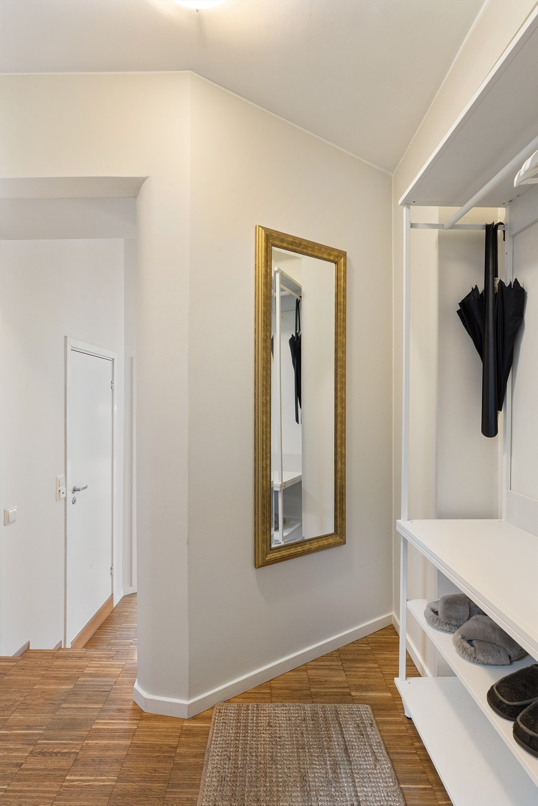 I entreen har du plass til oppbevaring av yttertøy og sko. Galleribilde