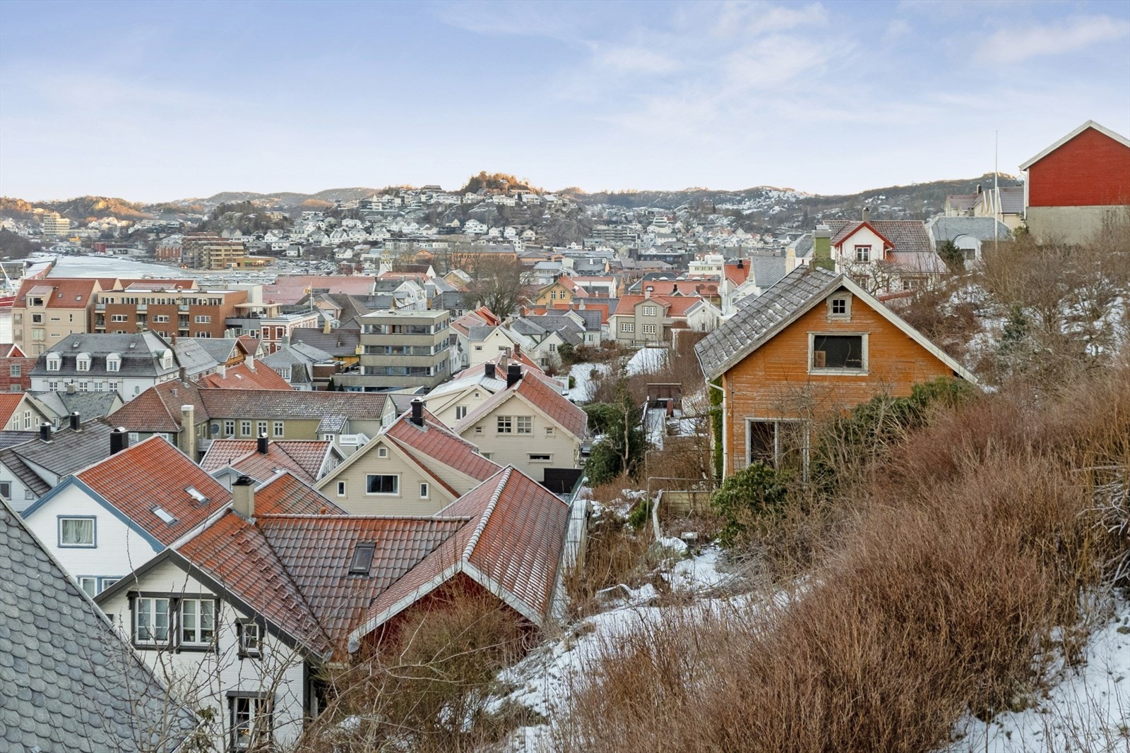 Det må påregnes skjulte skader som følge av byggets kritiske tilstand. Kjøper må selv vurdere tilstanden og at rehabilitering kan kreve svært omfattende tiltak. Galleribilde