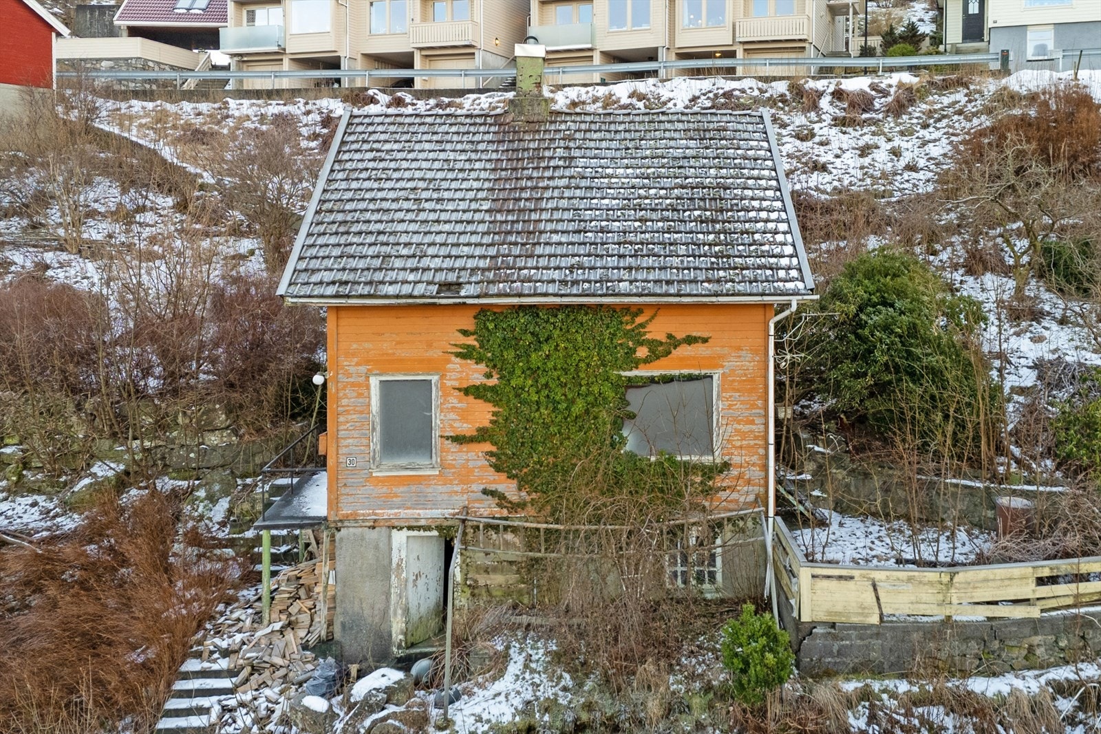 Eiendommen er ikke tilknyttet offentlig vann/avløp, og det er ikke installert elektrisk anlegg. Kjøper må selv avklare og bekoste tilknytning/tekniske løsninger. Galleribilde