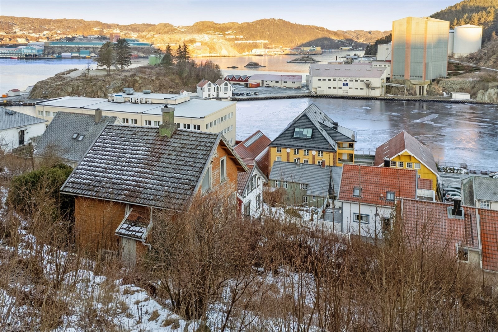 Eiendommen har en sentral og tilbaketrukket beliggenhet med nærhet til byens fasiliteter. Utsikten strekker seg også utover innseilingen og havneområdet. Galleribilde