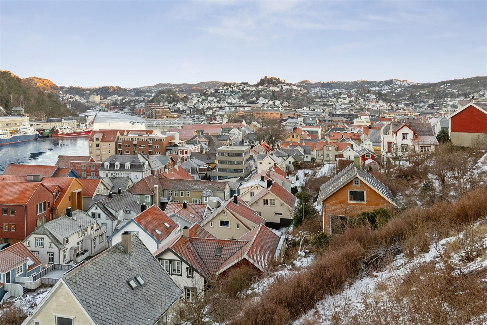 Fra eiendommen er det en vidstrakt utsikt over byens sentrum og omkringliggende bebyggelse. Galleribilde