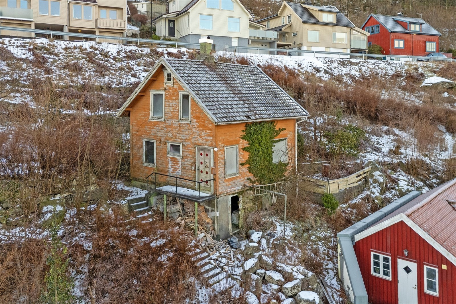 Bygningen er ikke beboelig og har behov for totalrehabilitering. Galleribilde