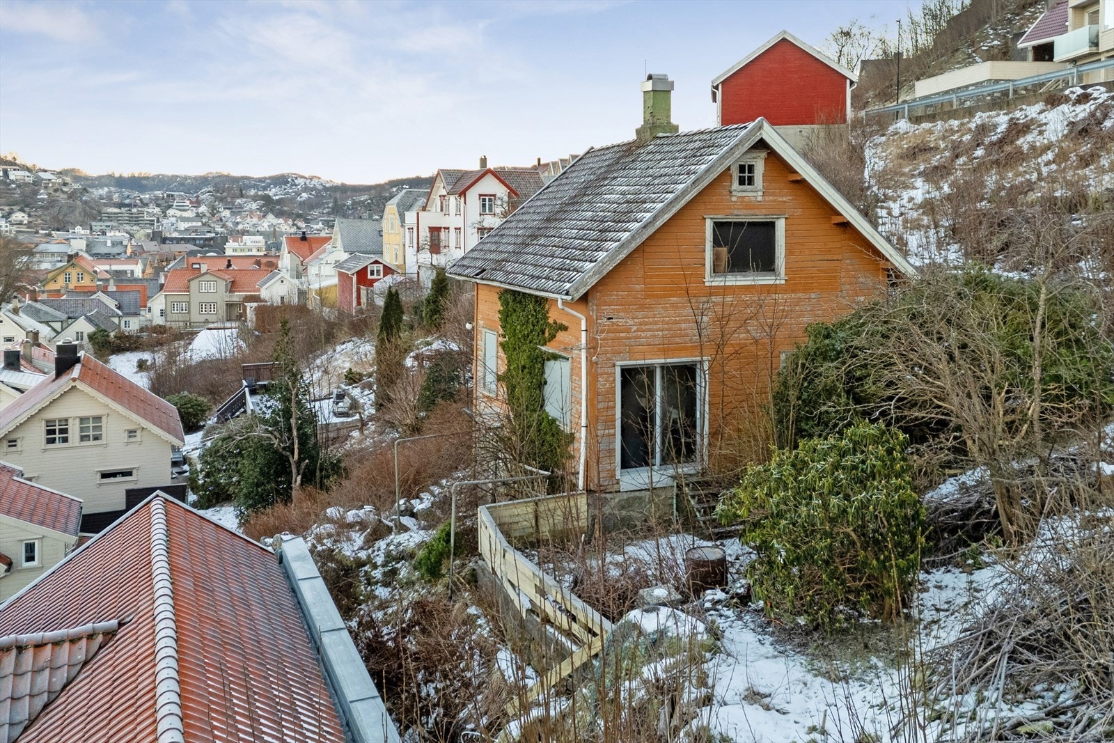 Eiendommen ligger i et bevaringsverdig kulturmiljø i kommuneplanen, noe som kan medføre krav til utforming, materialbruk og tilpasning ved framtidige tiltak. Galleribilde