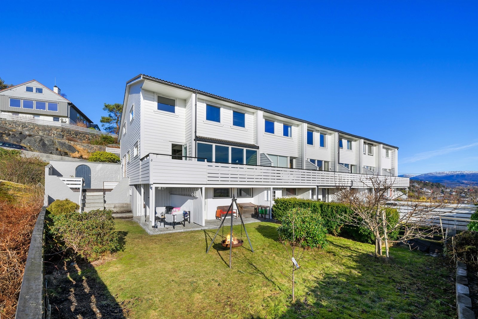 Eiendommen har en flott hage med flere lune utesoner. Bod med utvendig adkomst. Galleribilde