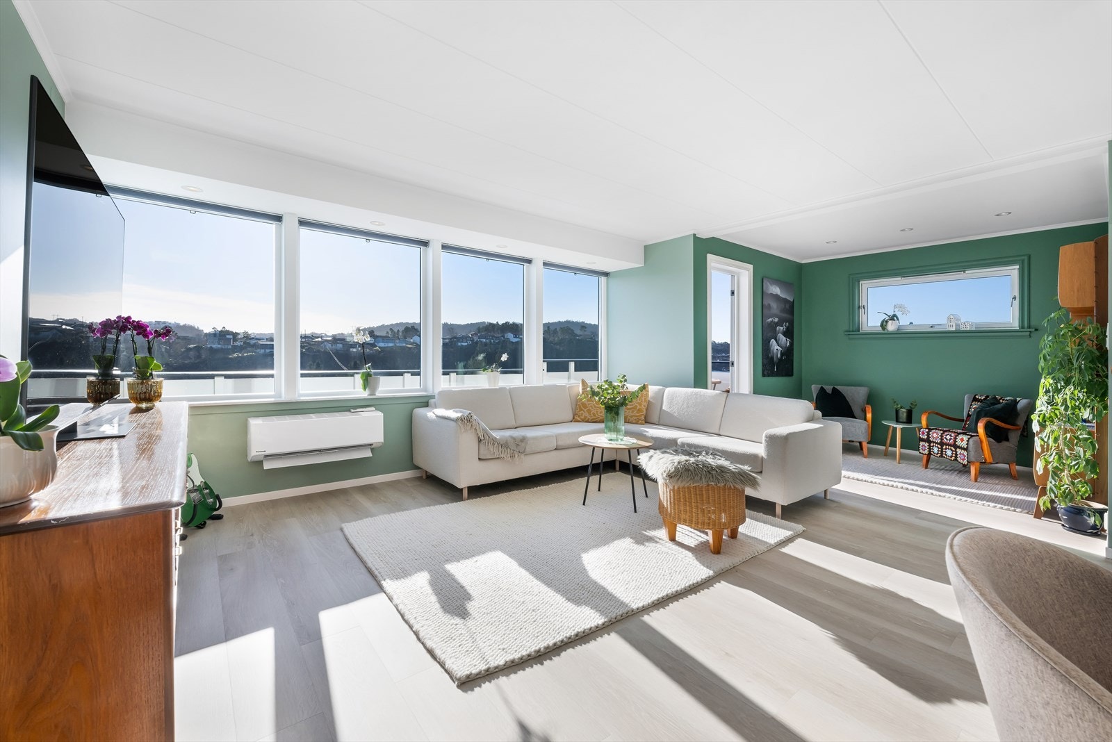 Hovedstuen ligger i 1. etasje og har direkte til gang til veranda. Galleribilde