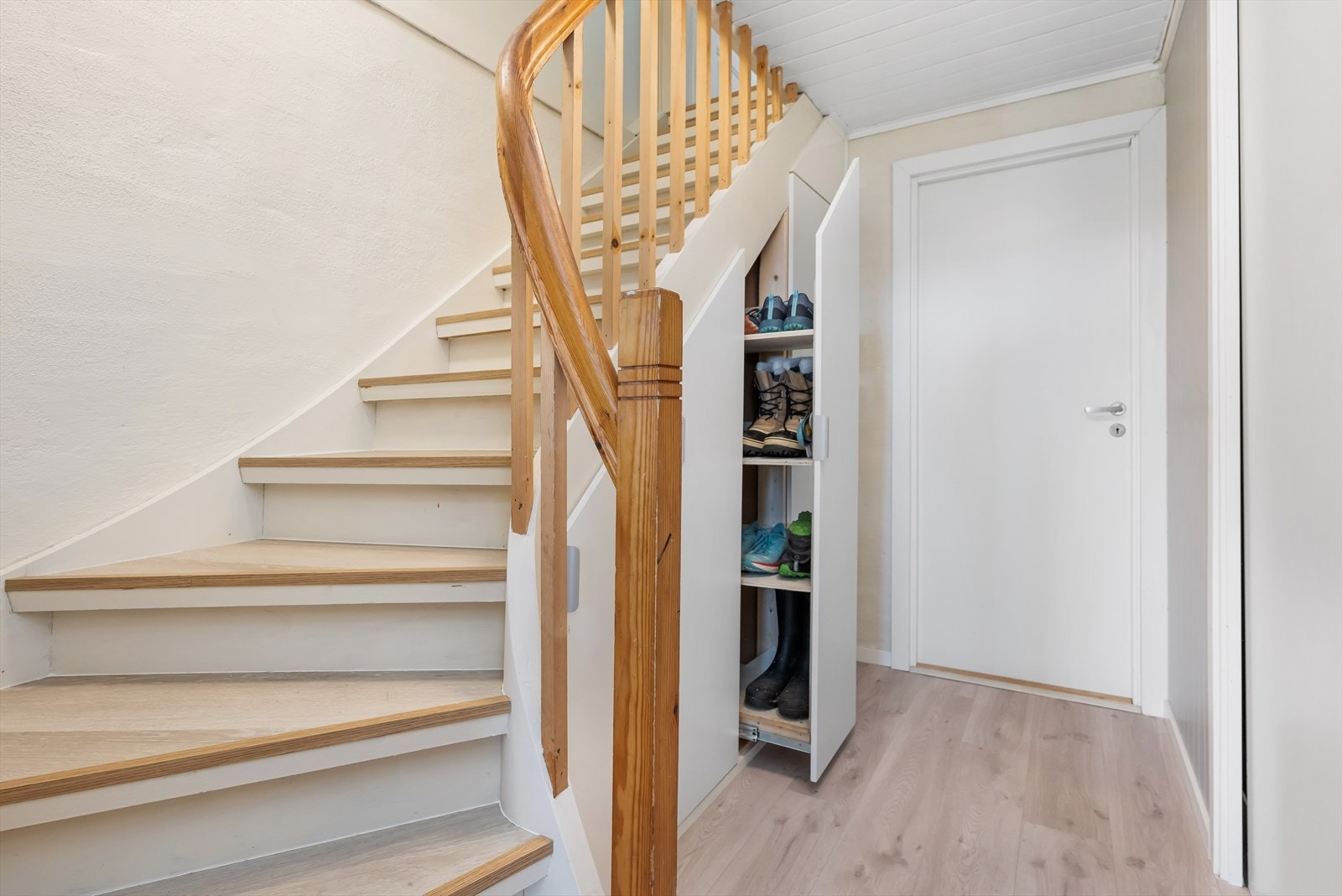 Trappegang fra kjeller. Praktisk lagring under trapp. Galleribilde