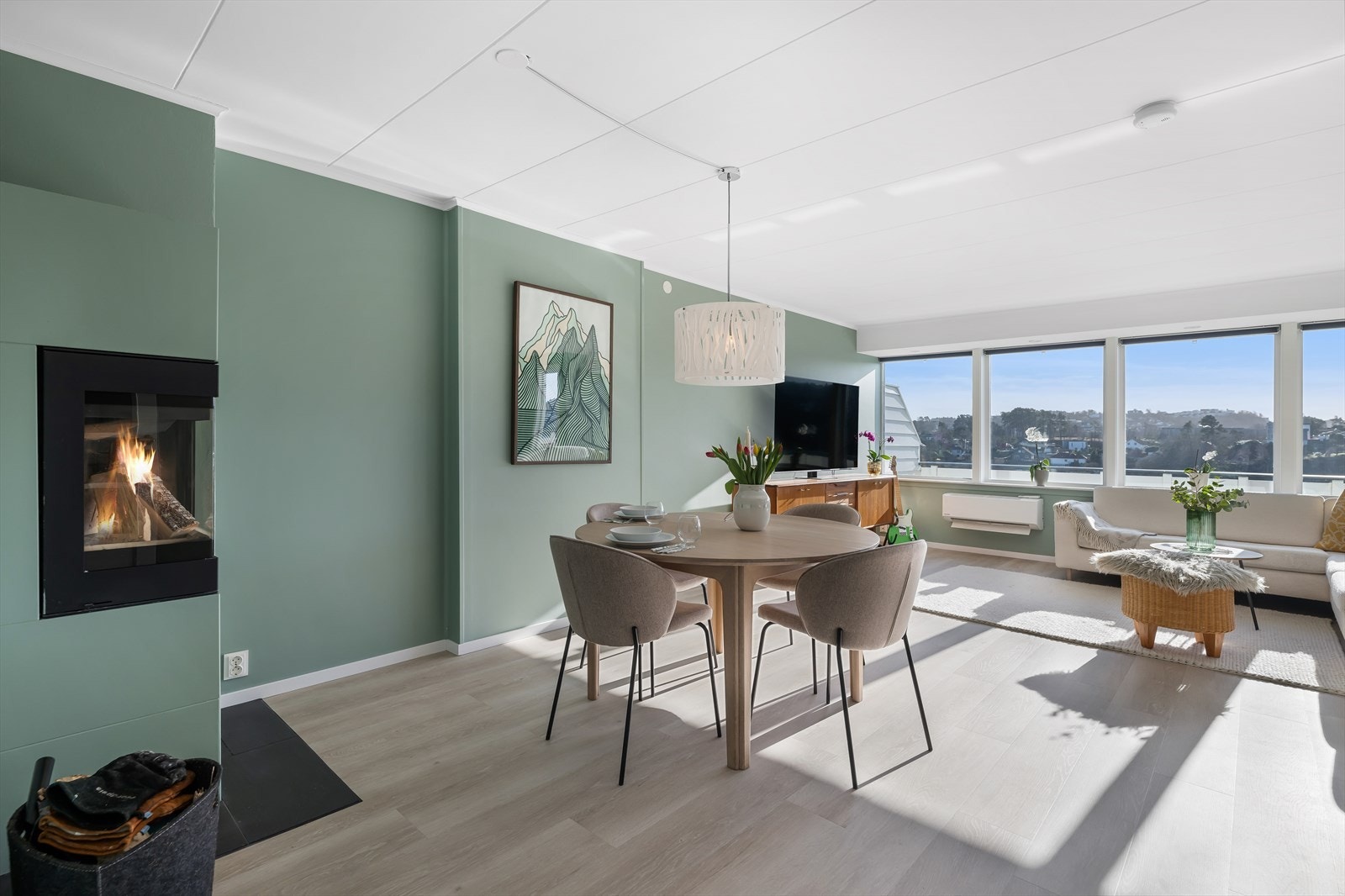 Peis (2015) og varmepumpe (2024) sikrer en god og behagelig oppvarming av stuen. Galleribilde