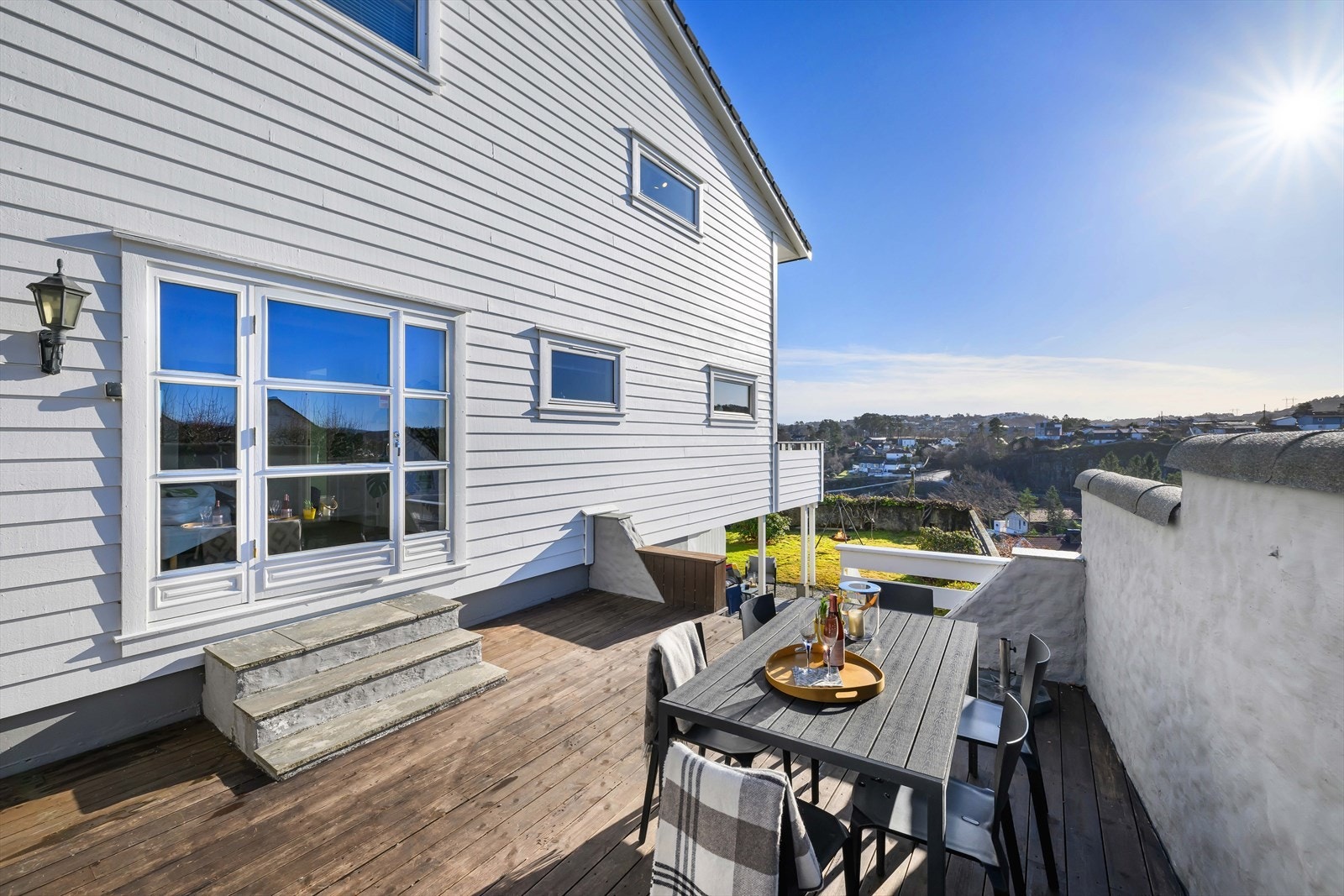 Terrassen (28 kvm) ligger meget lunt til og har rikelig med sol. Galleribilde