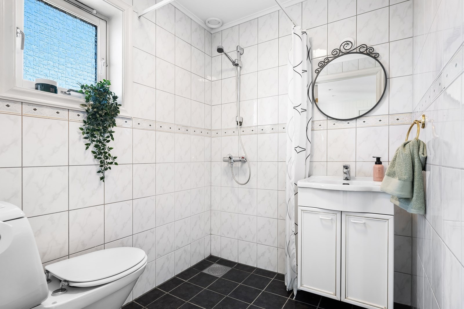 Flislagt bad med varme i gulv og dusj. Galleribilde