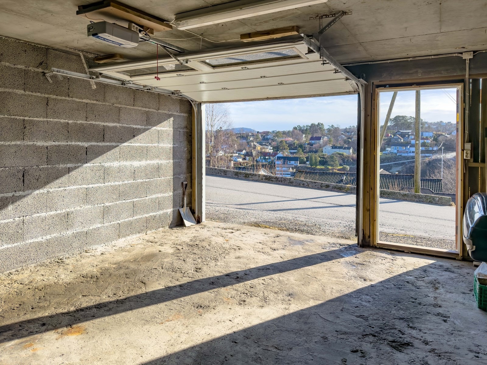 Garasjen har en ekstra bredde og byr på lagringsmuligheter. Galleribilde