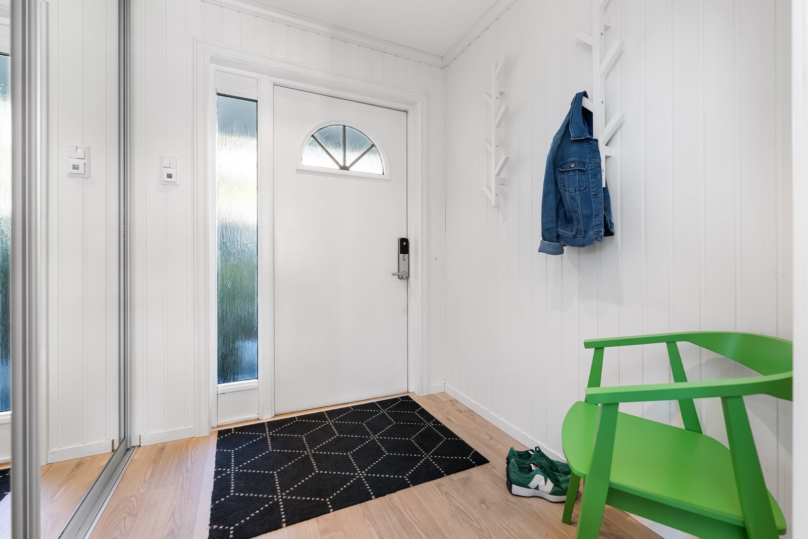 Entré med varme i gulv og skyvedørsgarderobe. Galleribilde