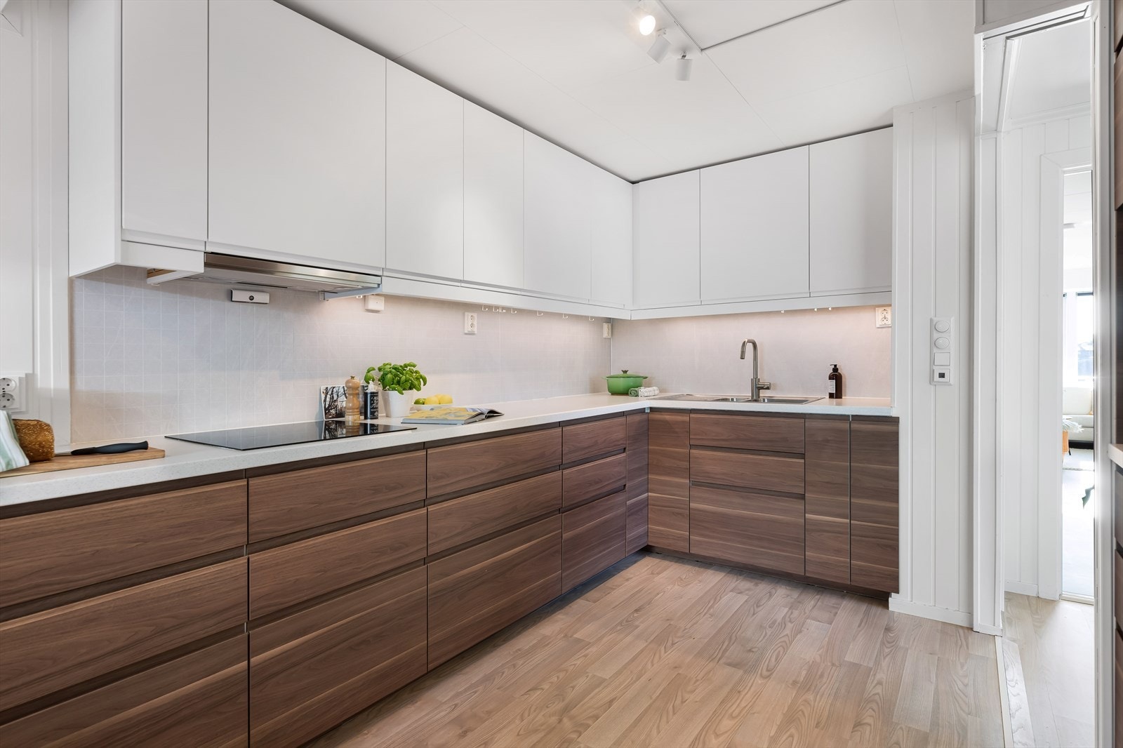 Lekkert kjøkken med integrerte hvitevarer oppgradert i 2018. Galleribilde