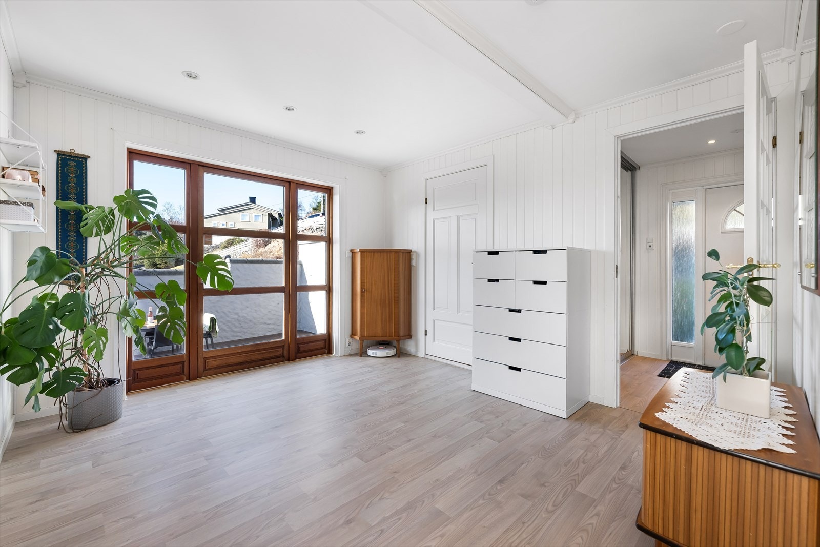 Romslig hall med flere bruksområder og direkte tilgang lun terrasse. Galleribilde