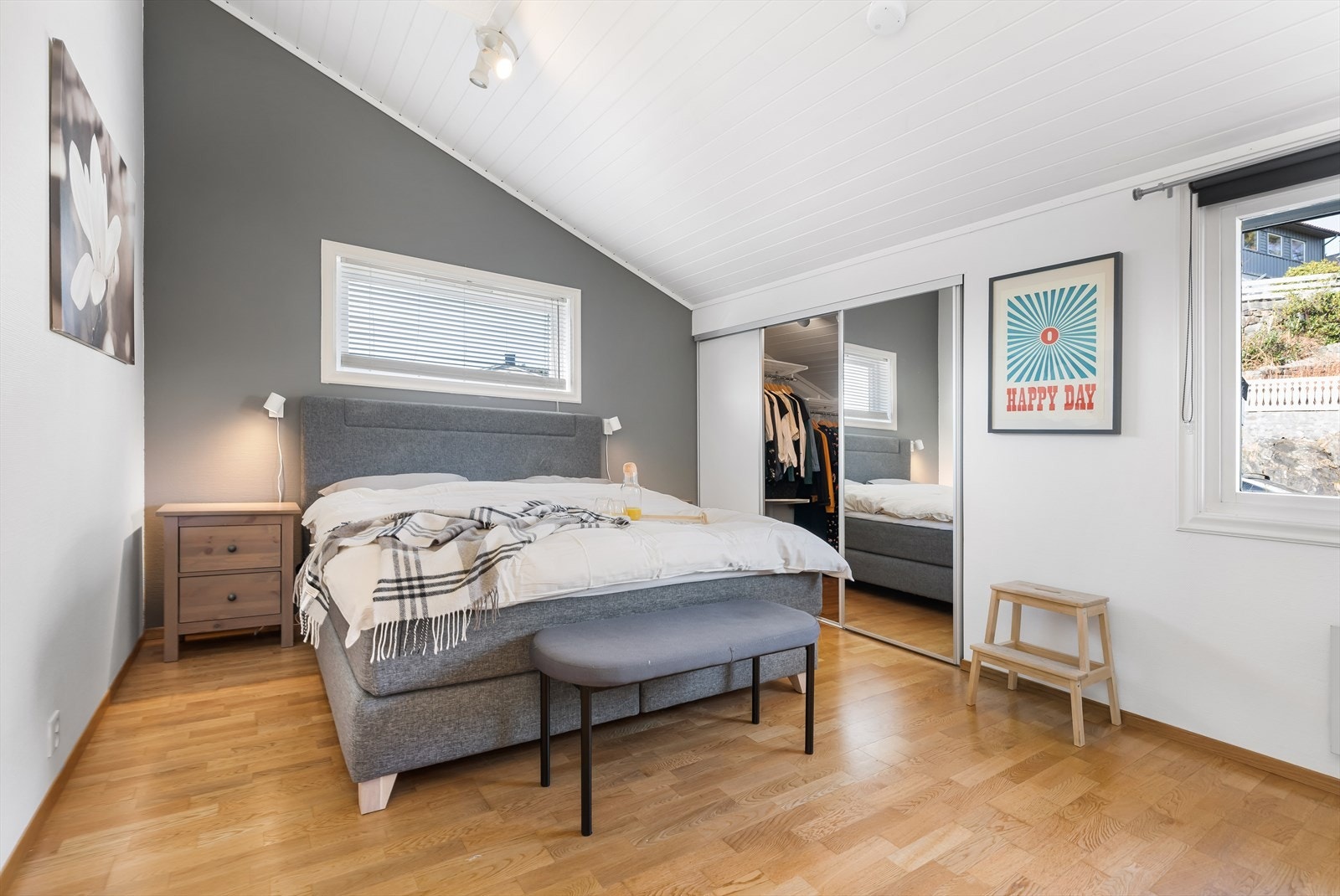 Hovedsoverom med ekstra takhøyde og inngang til garderoberom. Galleribilde