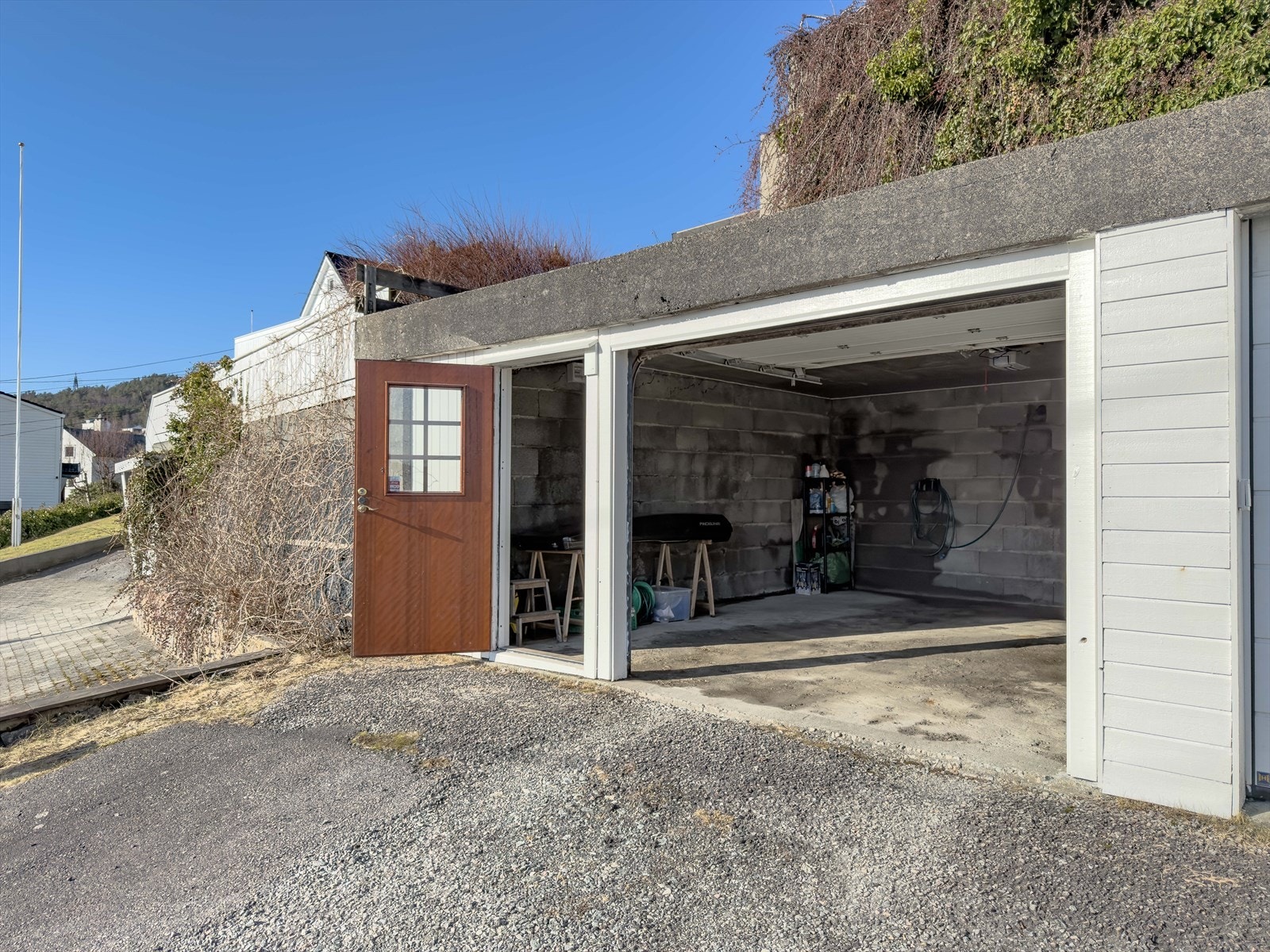 Garasje med el-portåpner. Galleribilde