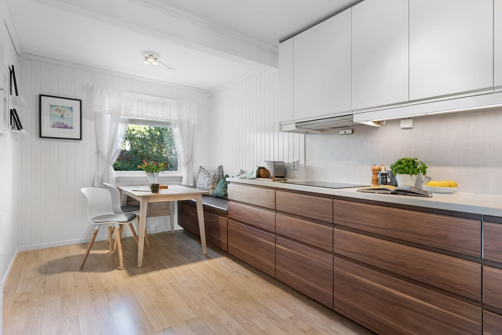 Plass ved vinduet for kjøkkenbord med sittegruppe. Galleribilde